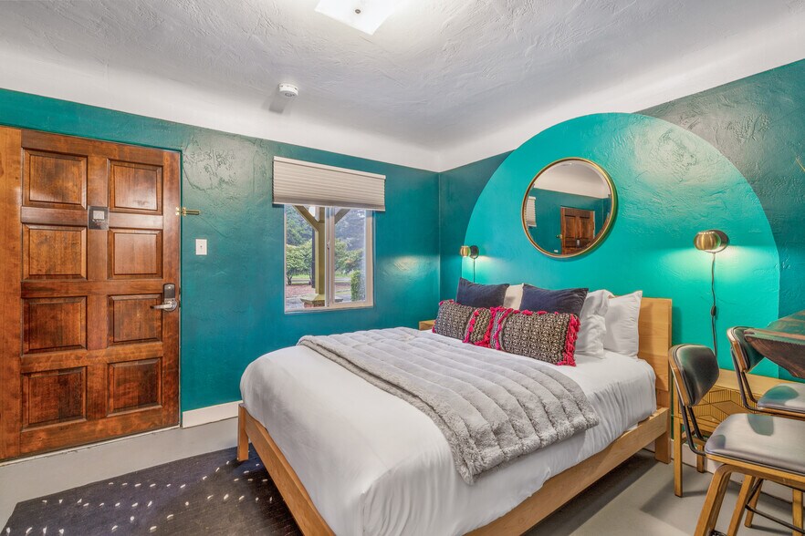 More Photos Of 1175 2nd St SE, Bandon Hotel For Sale