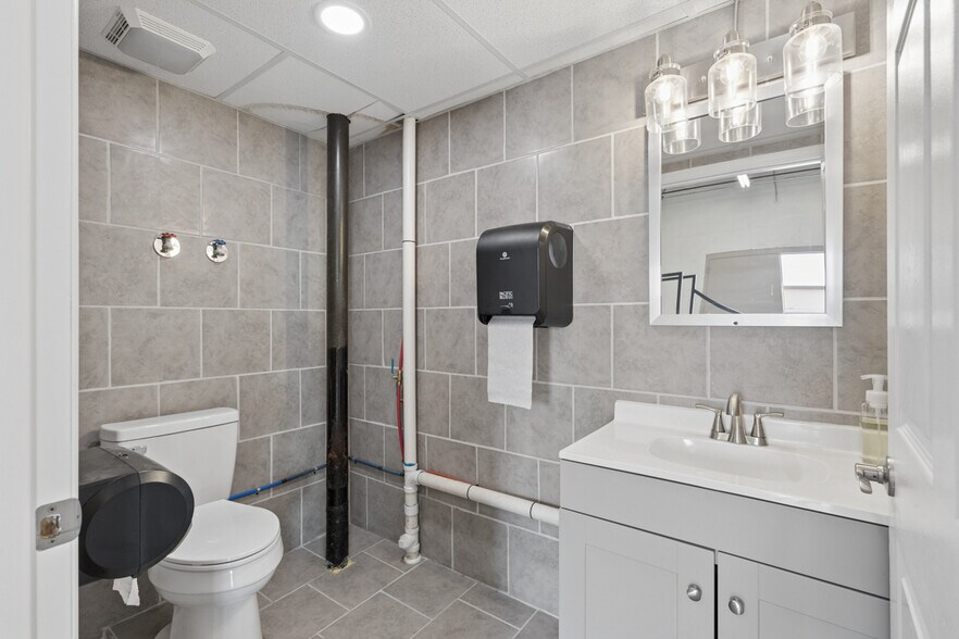 More Photos Of 216 Hartmann Dr, Lebanon Distribution For Lease