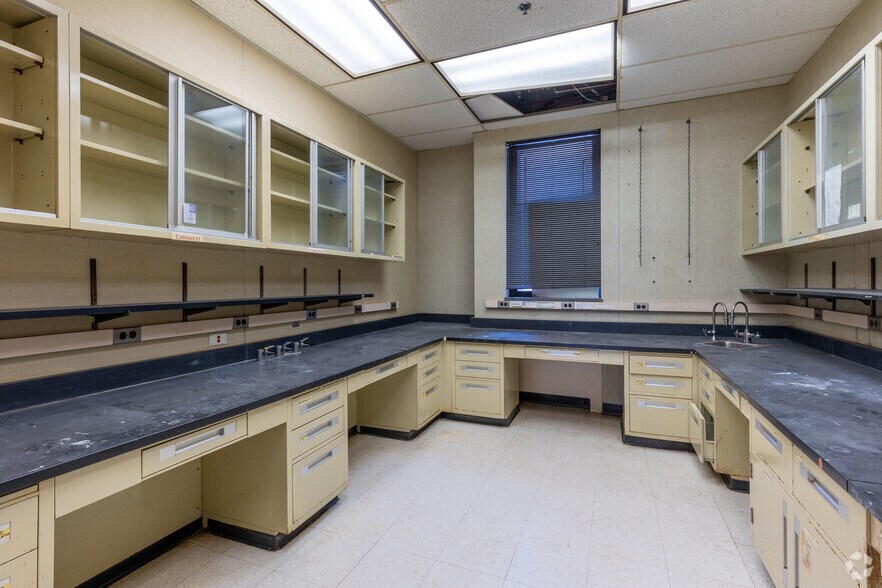 More Photos Of 110 E Warren Ave, Detroit Medical For Lease