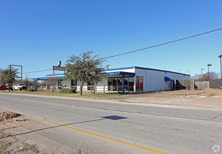 More Photos Of 1039 N Loop 12 Blvd, Irving Light Manufacturing For Sale