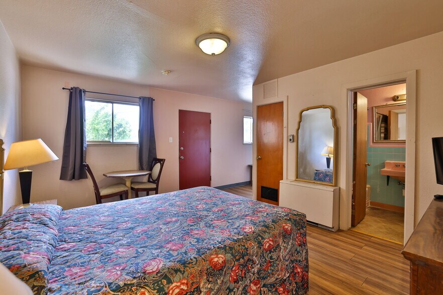 More Photos Of 620 W Colorado Ave, Colorado Springs Hotel For Sale