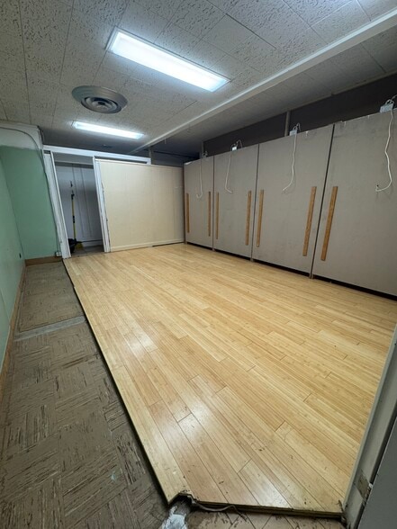 More Photos Of 410 S Spring St, Burlington Storefront Retail Office For Lease