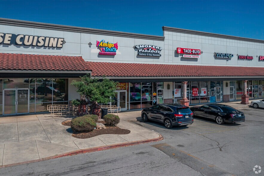 More Photos Of 18450 Blanco Rd, San Antonio Unknown For Lease