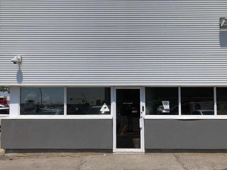More Photos Of 2995-2999 Boul Le Corbusier, Laval Warehouse For Lease