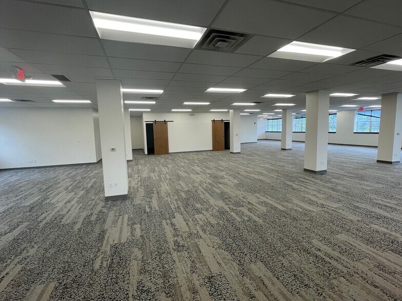 More Photos Of 21111 Chagrin Blvd, Beachwood Office For Lease