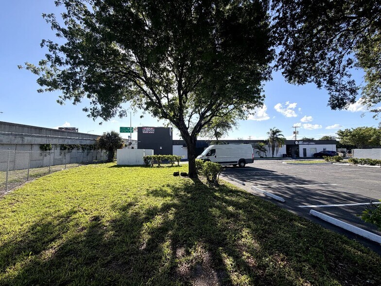 More Photos Of 1815 10th Ave N, Lake Worth Beach Warehouse For Lease