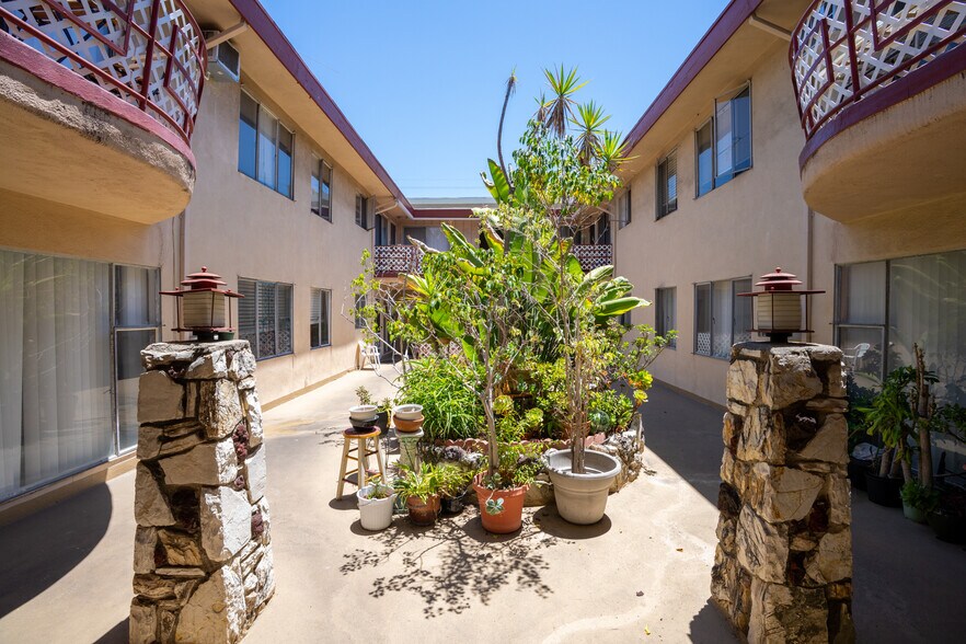 More Photos Of 720 S Plymouth Blvd, Los Angeles Apartments For Sale