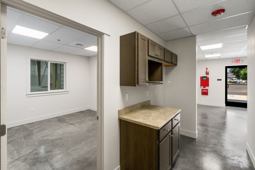 More Photos Of 880 Nicole st, Helena Distribution For Lease