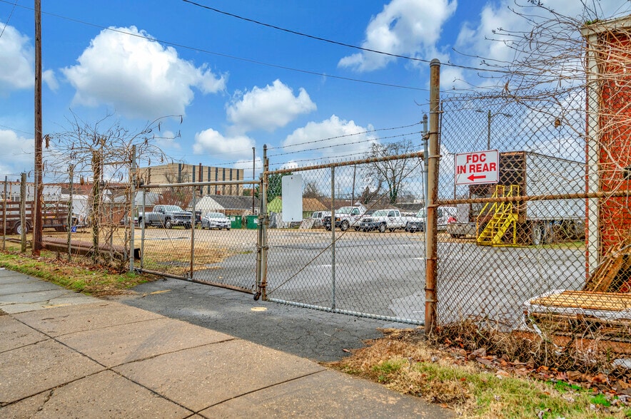 More Photos Of 400-410 Amaret St, Fredericksburg Auto Repair For Lease