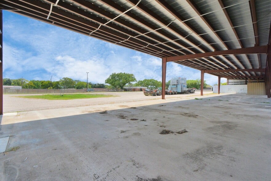 More Photos Of 1500 W Highway 6, Alvin Truck Terminal For Lease