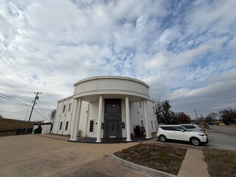 More Photos Of 4645 Tinker Diagonal, Oklahoma City Loft Creative Space For Lease