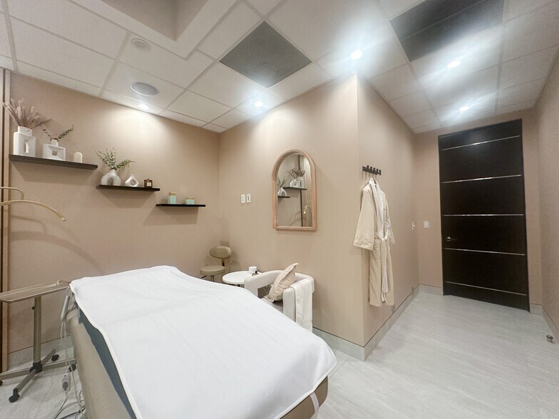 More Photos Of 7225 Melrose Ave, Los Angeles Medical For Lease