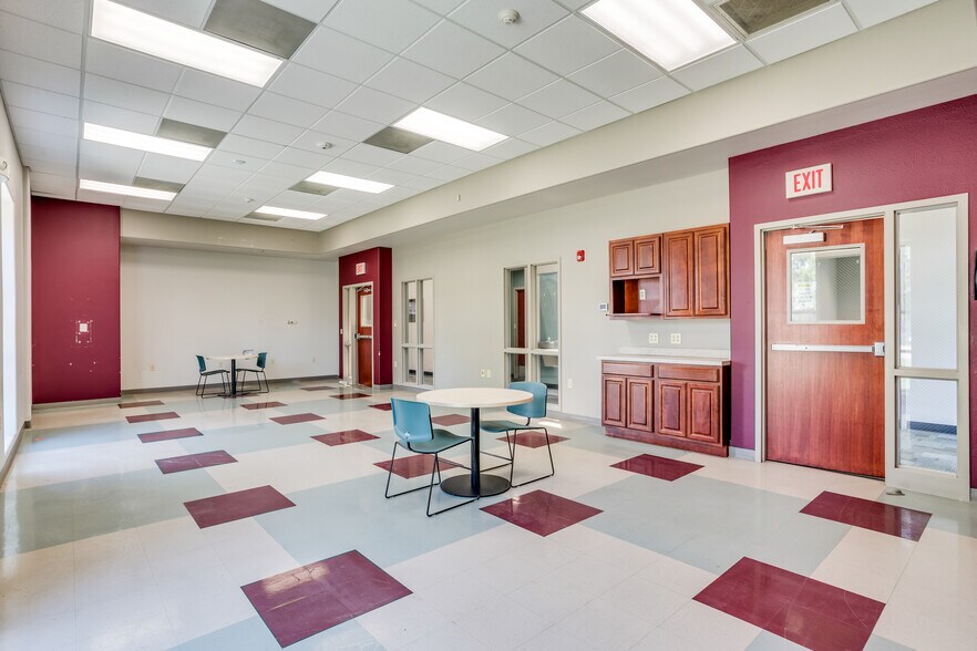 More Photos Of 500 W 1 St Ave, Hutchinson Office For Sale