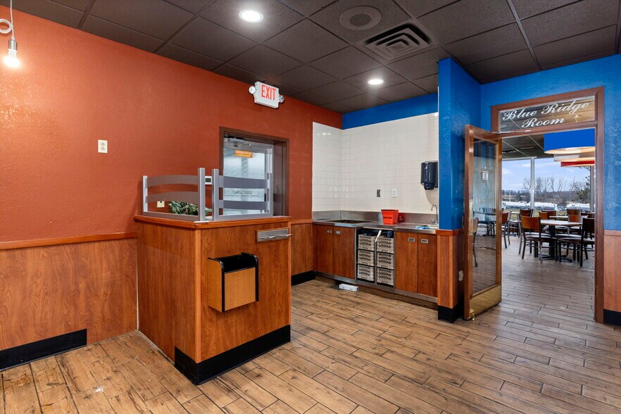 More Photos Of 250 Conicville Rd, Mount Jackson Hotel For Lease