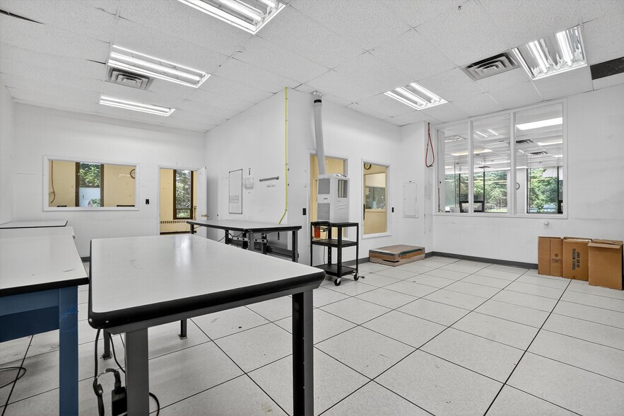 More Photos Of 74 Brookside Ave, Chester General Retail For Lease