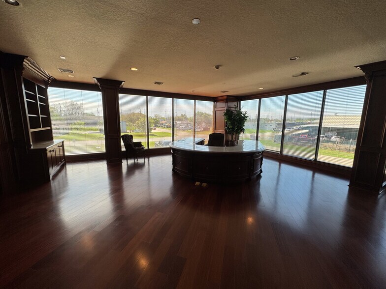 More Photos Of 301 E Main St, La Porte Manufacturing For Lease