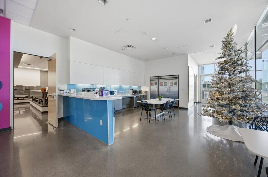 More Photos Of 4801 West Fwy, Fort Worth Veterinarian Kennel For Sale