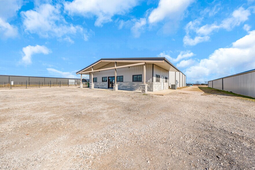 More Photos Of 11639 E US Highway 175, Kemp Flex For Lease