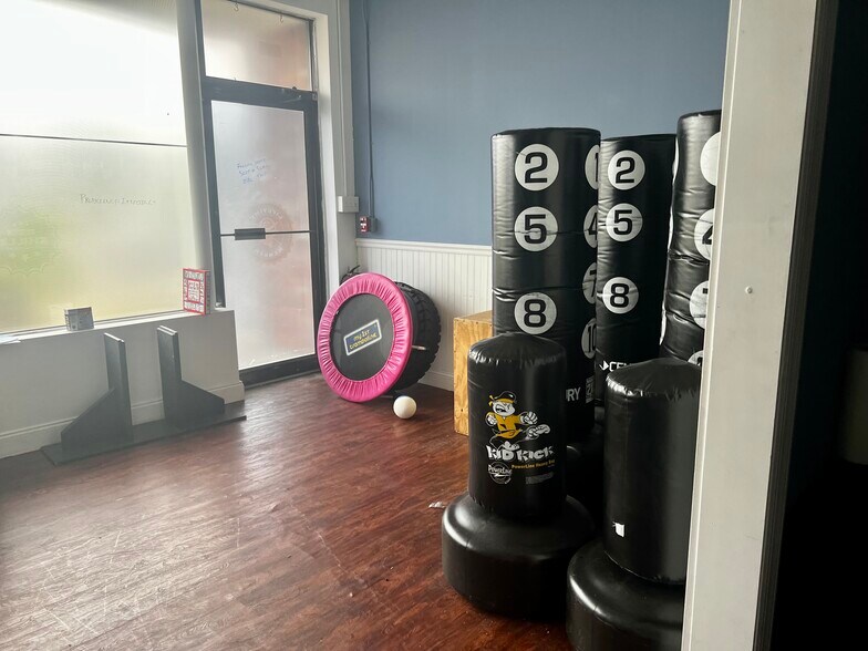 More Photos Of 376-380 E Main St, Patchogue Freestanding For Lease