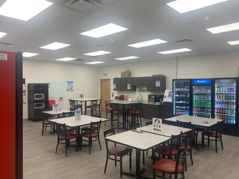 More Photos Of 3563 Southpark Pl, Grove City Distribution For Lease