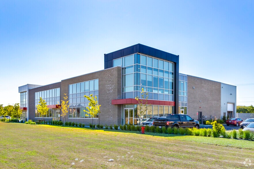 More Photos Of 8845 Boul Du Quartier, Brossard Warehouse For Lease