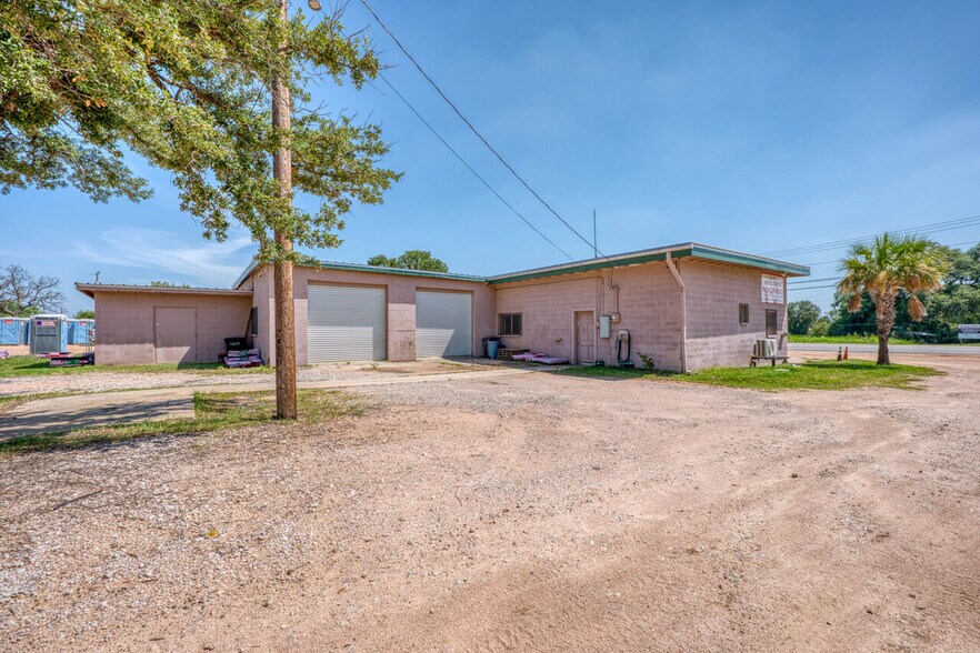 More Photos Of 2810 W Highway 1431, Kingsland Flex For Sale
