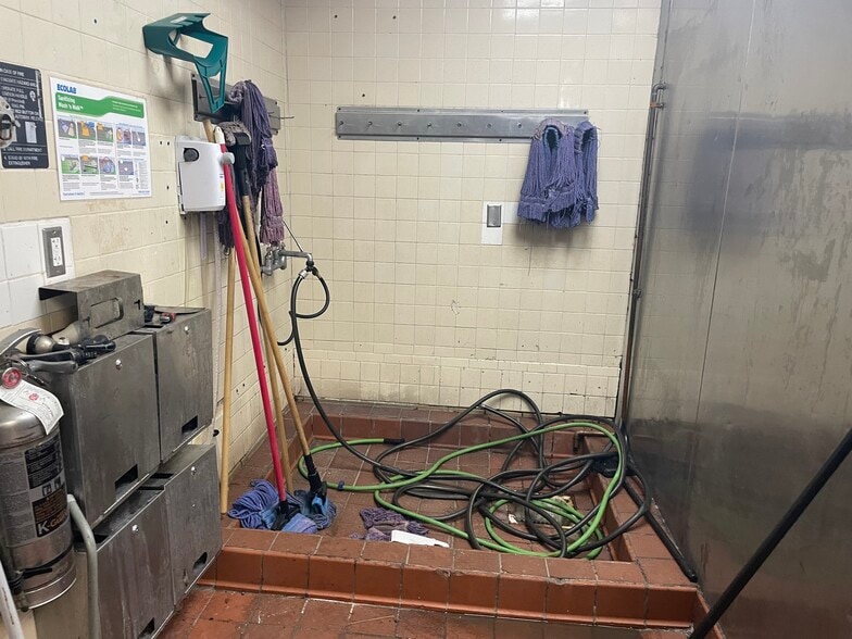 More Photos Of 905 E Gregory St, Pensacola Restaurant For Sale