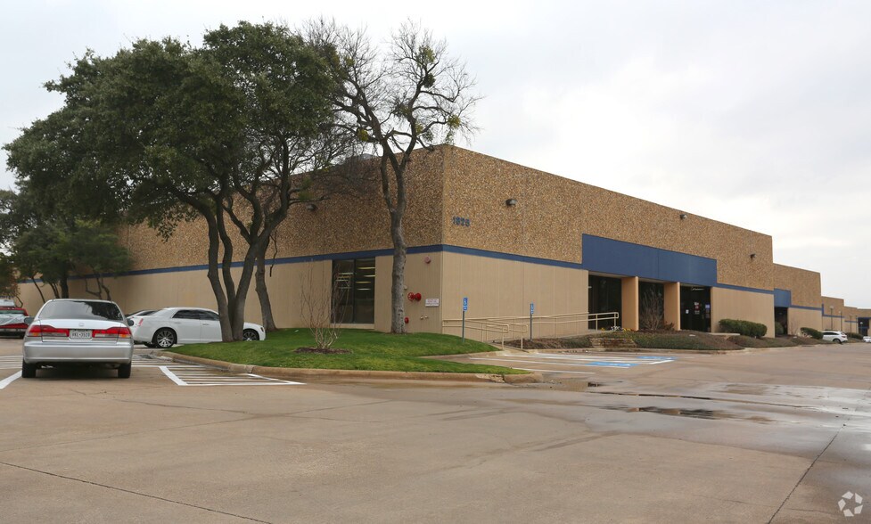 More Photos Of 1825 Monetary Ln, Carrollton Distribution For Lease