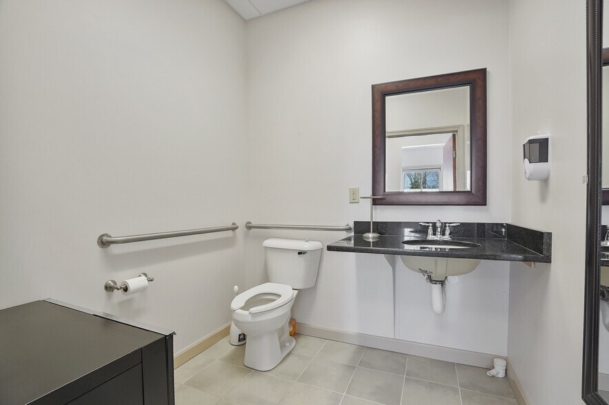 More Photos Of 908 E Waterloo Rd, Akron Medical For Lease