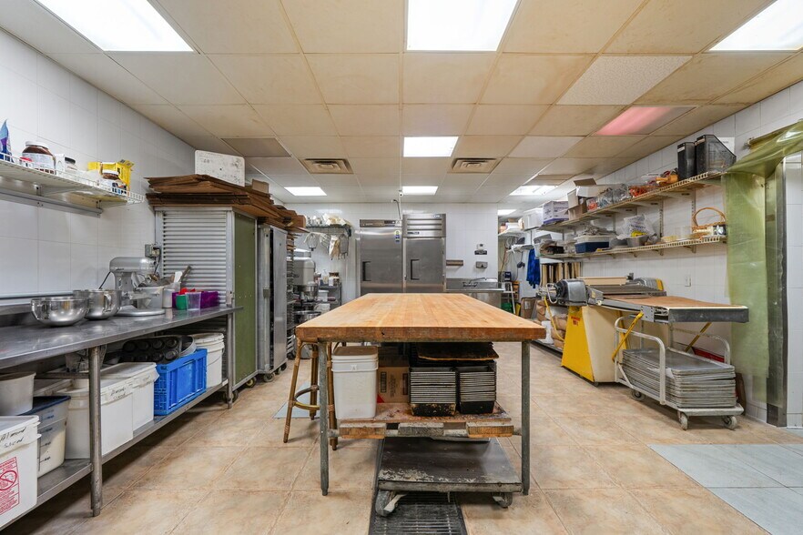 More Photos Of 2909-2911 E Commercial Blvd, Fort Lauderdale Storefront Retail Residential For Sale