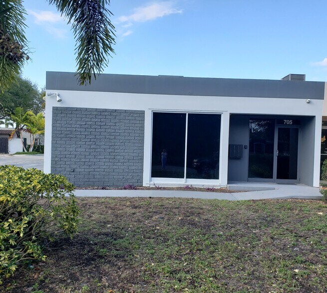 More Photos Of 705 Bond Way, Delray Beach Showroom For Sale