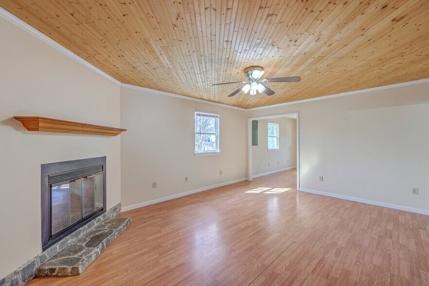 More Photos Of 106 Mayrant St, Summerville Office For Sale