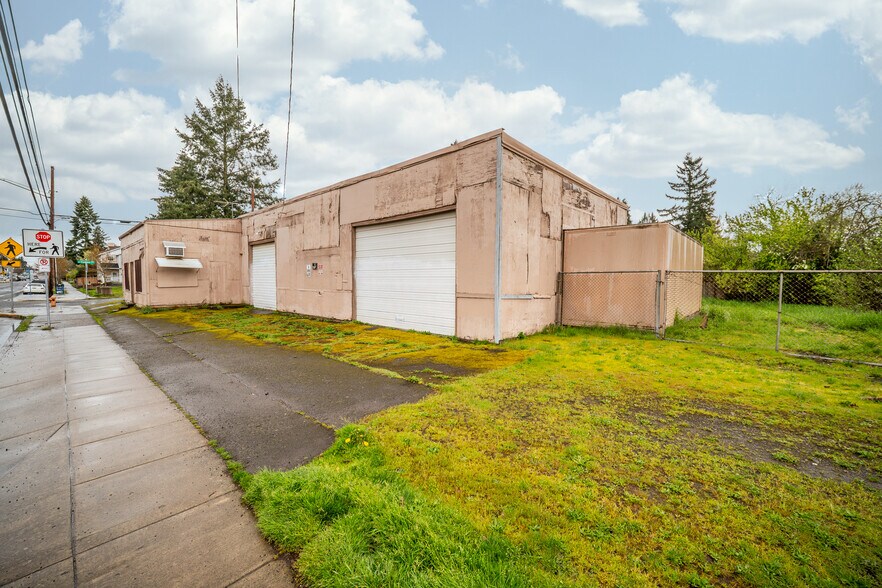 More Photos Of 5002 SE 122nd Ave, Portland Flex For Sale