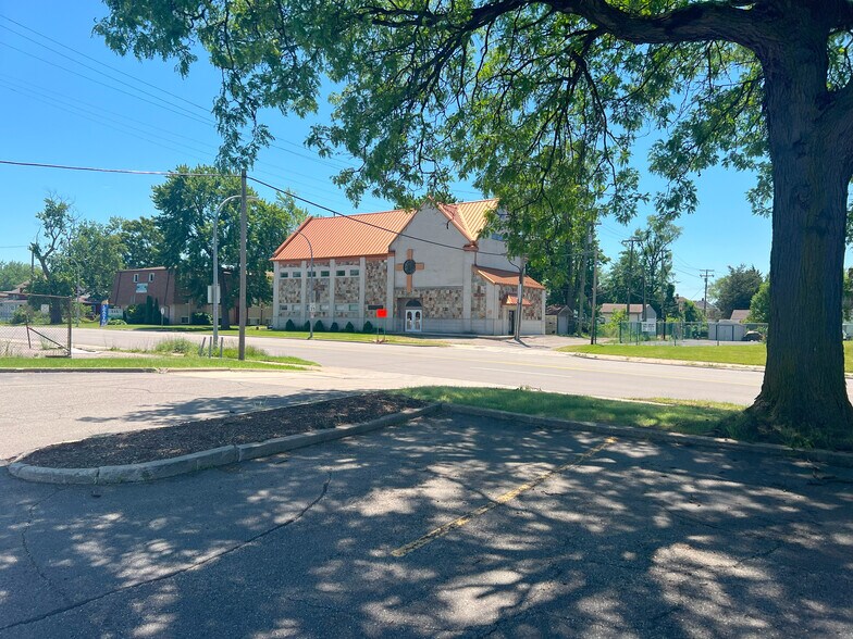 More Photos Of 60 Southfield Rd, Ecorse Bank For Sale
