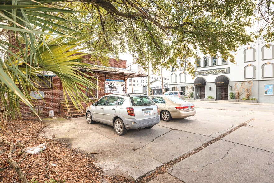 More Photos Of 15 W 43rd St, Savannah Restaurant For Lease