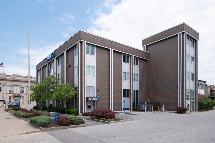 More Photos Of 443 Spring St, Jeffersonville Office For Lease