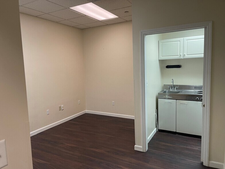 More Photos Of 201-209 W Pike St, Clarksburg Office Residential For Lease