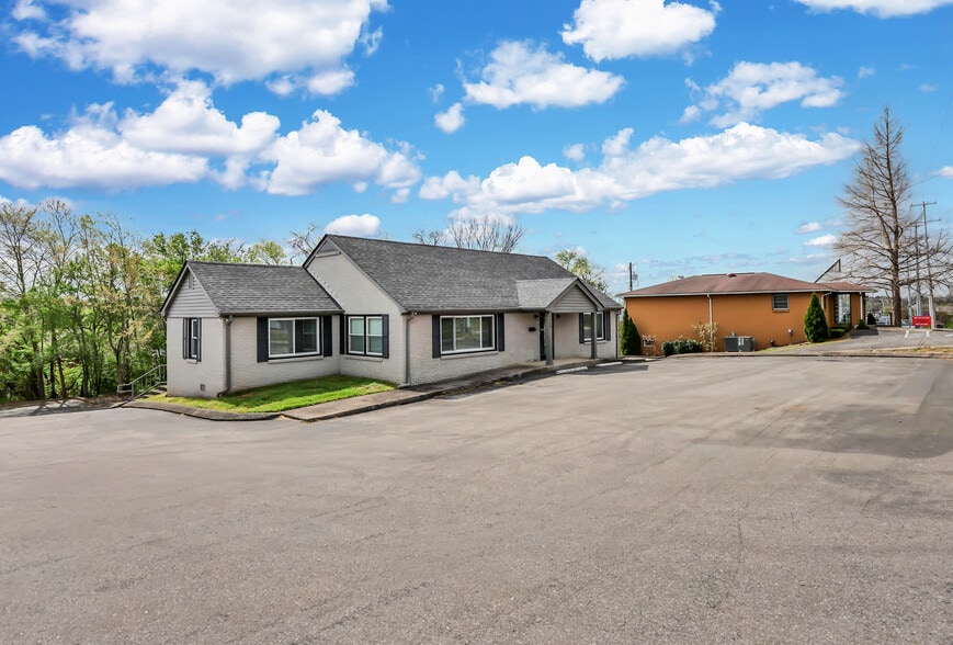 More Photos Of 1758 Memorial Dr, Clarksville Medical For Lease