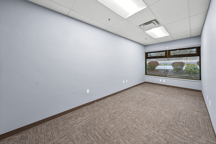 More Photos Of 2166 NW Vine St, Grants Pass Medical For Sale