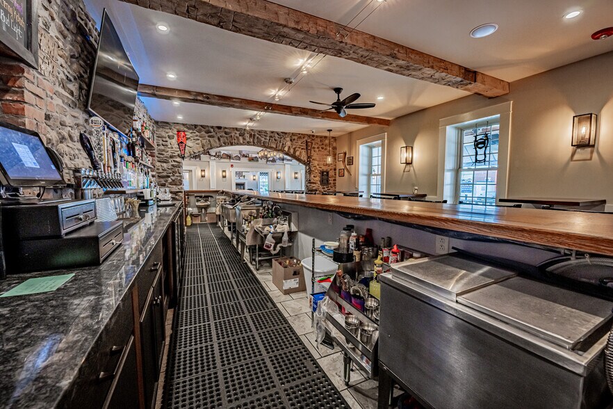 More Photos Of 310 Lake St, Wilson Hotel For Sale