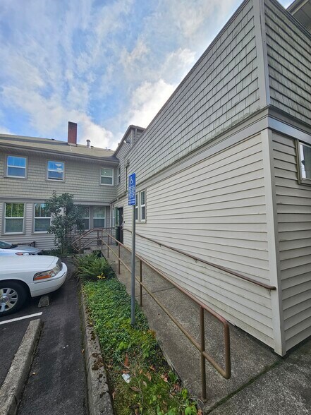 More Photos Of 945 Columbia St NE, Salem Office For Sale