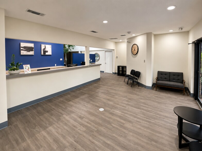 More Photos Of 1721 Cimarron Trl, Hurst Medical For Lease