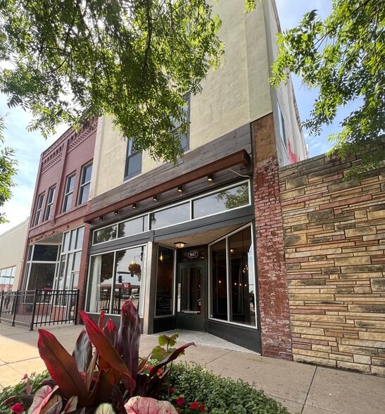 Primary Photo Of 917 E Douglas Ave, Wichita Storefront For Lease