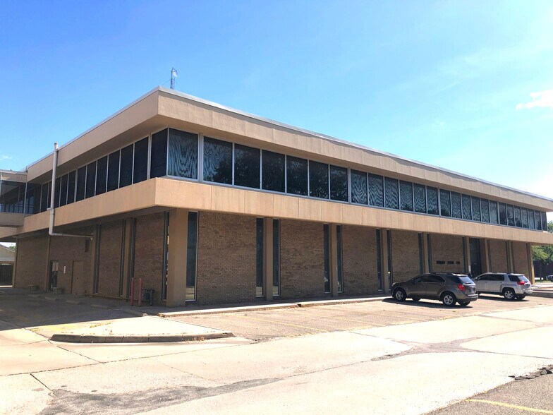 More Photos Of 400 N Woodlawn St, Wichita Office For Lease