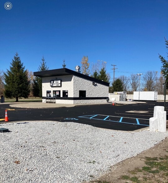 Primary Photo Of 5628 Pointe Tremble Rd, Algonac Freestanding For Sale