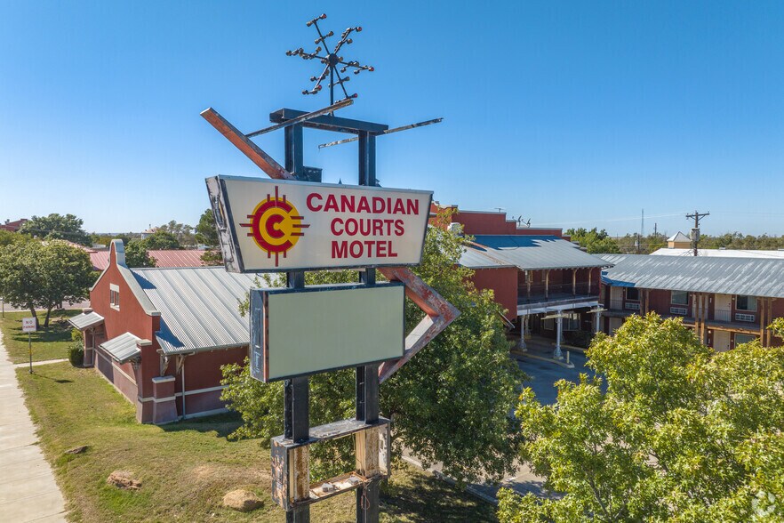 More Photos Of 220 N 2nd St, Canadian Hotel For Sale
