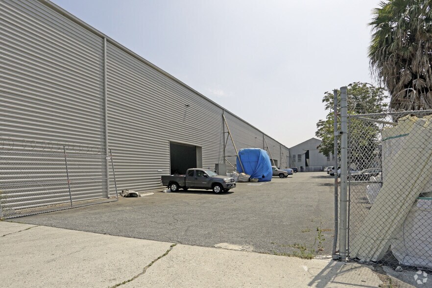 More Photos Of 2040-2068 E 37th St, Vernon Warehouse For Lease
