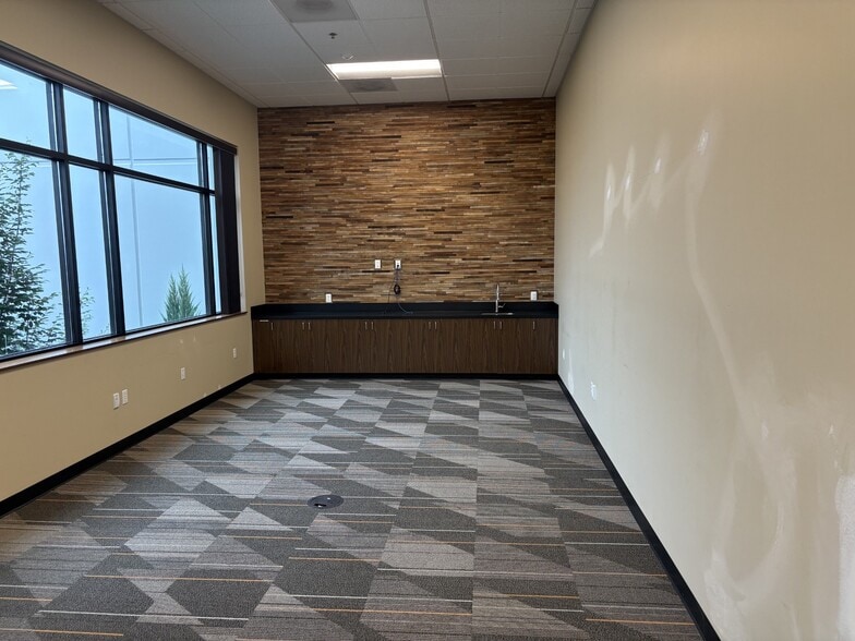 More Photos Of 3204 NW 38th Cir, Vancouver Distribution For Lease