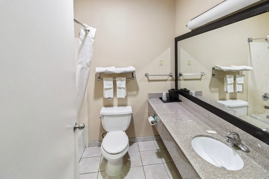 More Photos Of 17550 Northwest Fwy, Houston Hotel For Sale