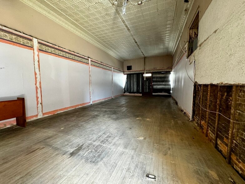 More Photos Of 20 W Side Sq, Macomb General Retail For Sale